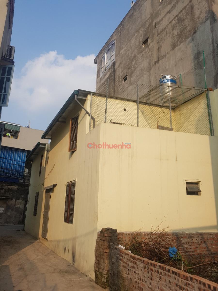 Cho thuê nhà dài hạn tại phố Thạch Cầu, thuận tiện giao thông, oto dừng ở cửa, thuận lợi sử dụng và an toàn.