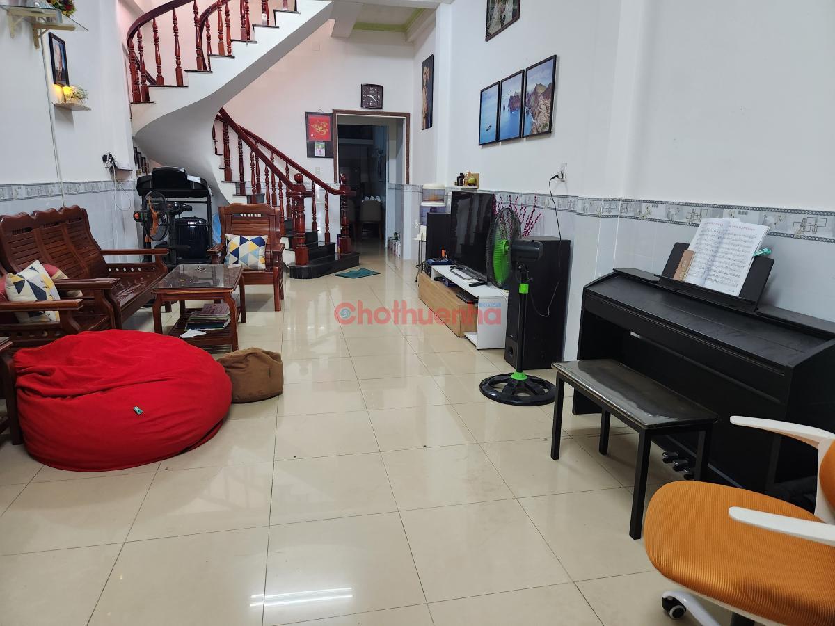 Nhà mặt tiền 160m2, 1 trệt 1 lầu, đối diện chợ đầu mối nông sản Hóc Môn, kinh doanh và ở