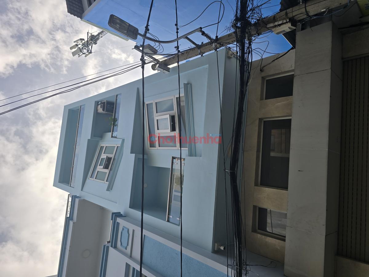 Nhà cho thuê nguyên căn. \r\nĐường vào đa hướng , cách rạp xiếc 100m,gần tất cả các thiết yếu. \r\n40 Lữ gia , p15, q11 , tphcm.