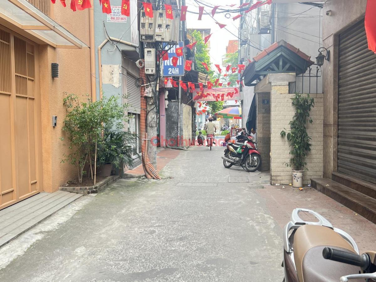 Cho thuê nhà nguyên căn tại đầu ngõ Đào Tấn, Cống Vị, Ba Đình, Hà Nội với diện tích 65.8m² x 4 tầng\r\n+ Nhà có 5 phòng ngủ + 1 phòng khách Tầng 1 rộng rãi + khu vực phơi phóng, trồng cây rộng, thoáng\r\n+ Diện tích rộng rãi, phù hợp làm công ty, văn phòn