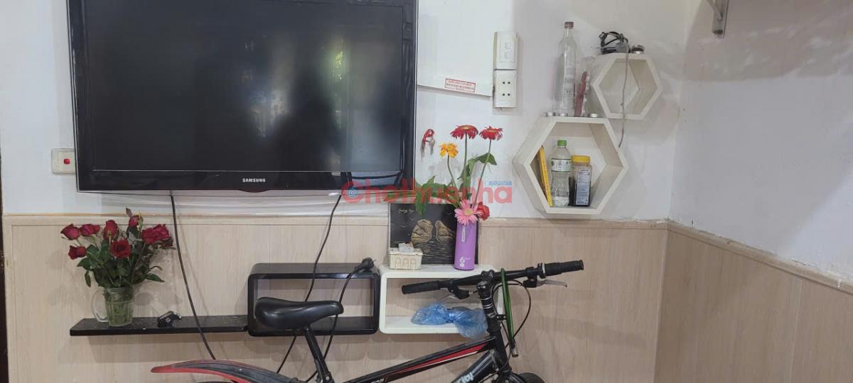 Mình chính chủ cho thuê căn hộ đẹp phòng nguyên căn hộ không chung chủ, gần 30m. Và gác xép hơn 20m rộng ạ. Ngăn đc 2 phòng ngủ, 1 phòng khách rộng, bếp và nhà vệ sinh riêng. Phòng ở gần bách, kinh, xây, kinh công, kinh kỹ ạ. Dưới có sân rộng thể dục, đi 