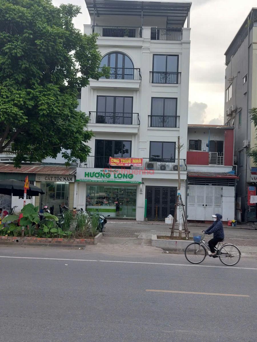 Cho thuê căn hộ đầy đủ tiện nghi, mặt phố Lý Sơn - Long Biên - Hà Nội\r\nDiện tích 41m2/căn, đầy đủ tiện nghi, thang máy, hệ thống bếp từ, hút mùi, điều hoà, nóng lạnh, tủ lạnh, giường tủ, wiffi.\r\nNhà mới xây xong, mọi thứ còn mới\r\ngiá 5.500.000 đ/căn